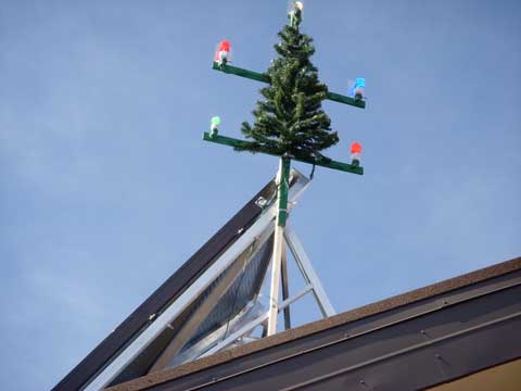12-04-14-Christmas-Tree-on-Roof-2