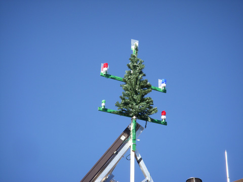 12-05-14-Christmas-Tree-on-Roof